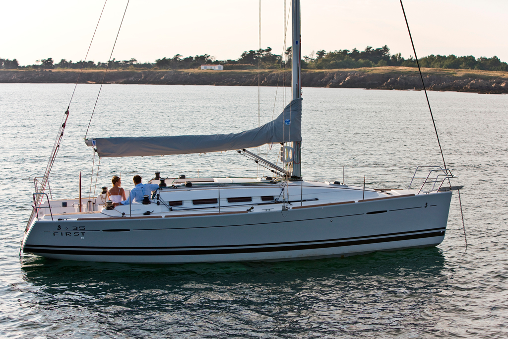 Regattayacht Charteryacht First 35 39